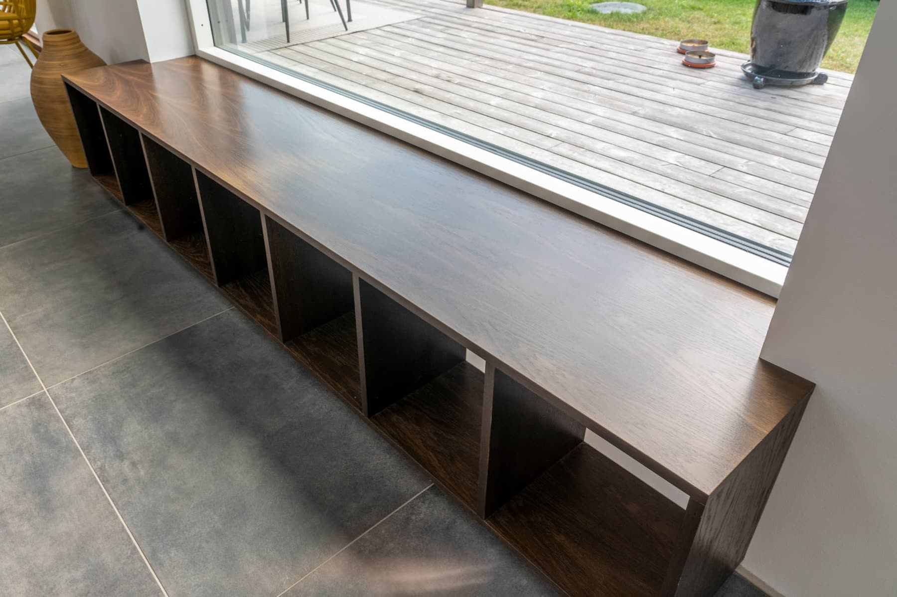 Indbygget bænk i røget eg — detalje 5