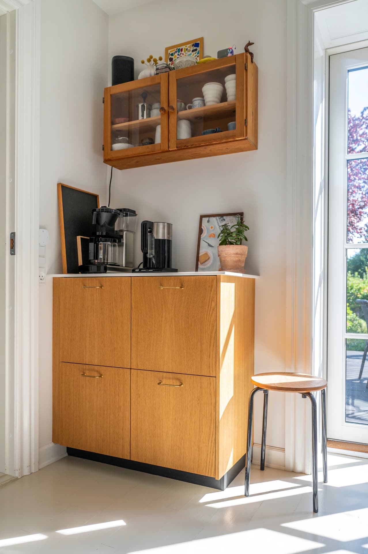 Indbygget kaffebar i fineret eg tilpasset rummets mål