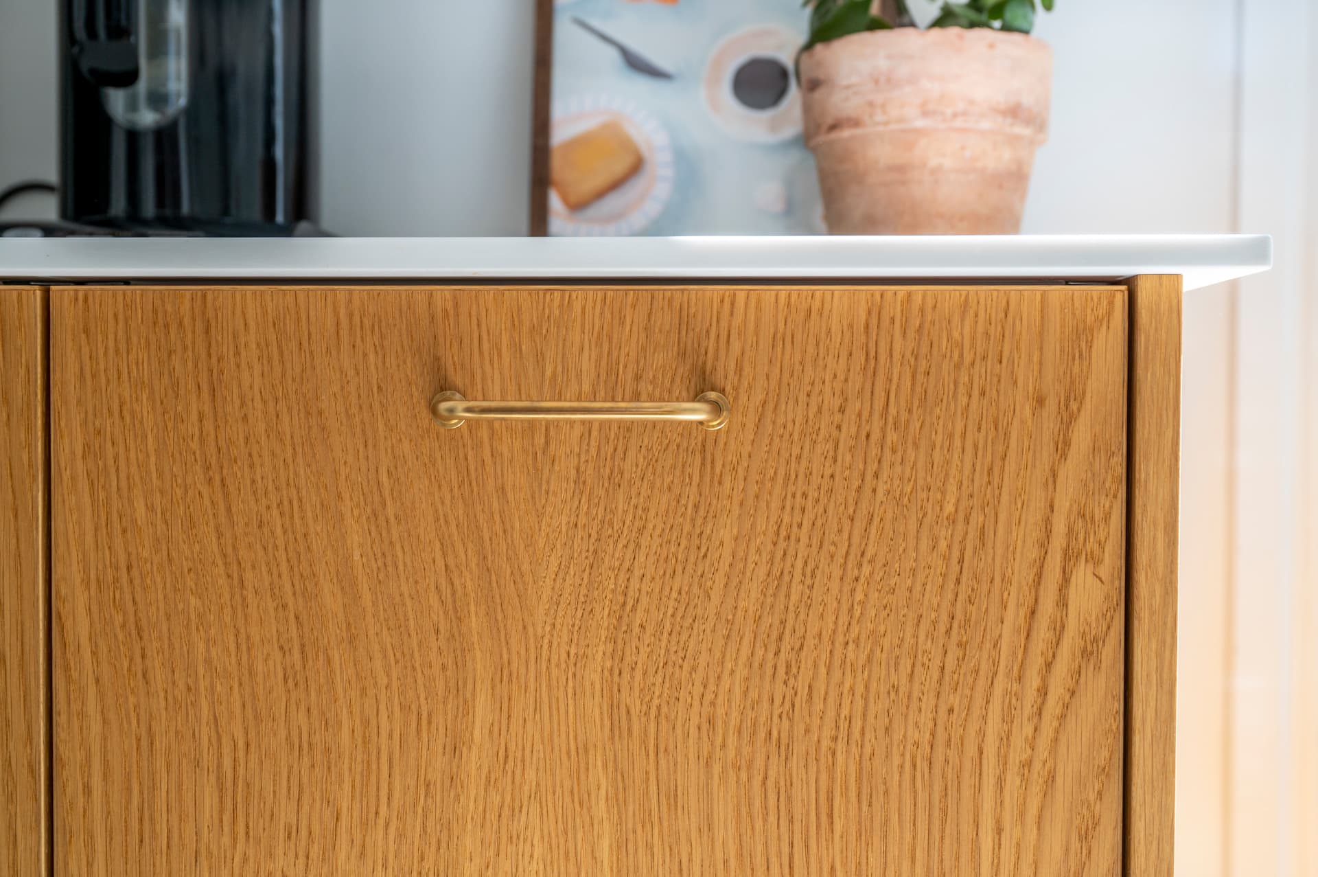 Indbygget kaffebar i fineret eg — detalje 2