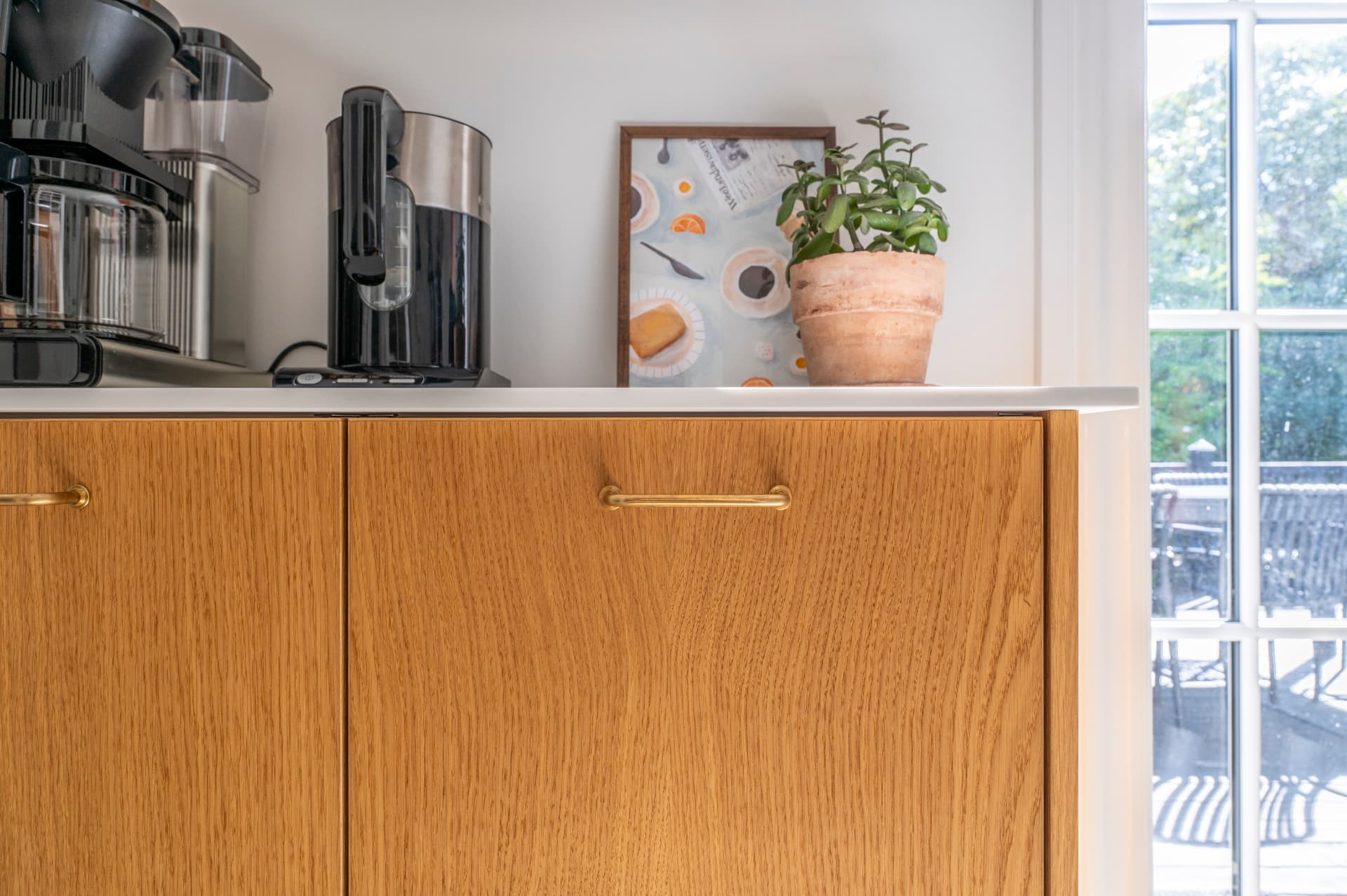 Indbygget kaffebar i fineret eg — detalje 3