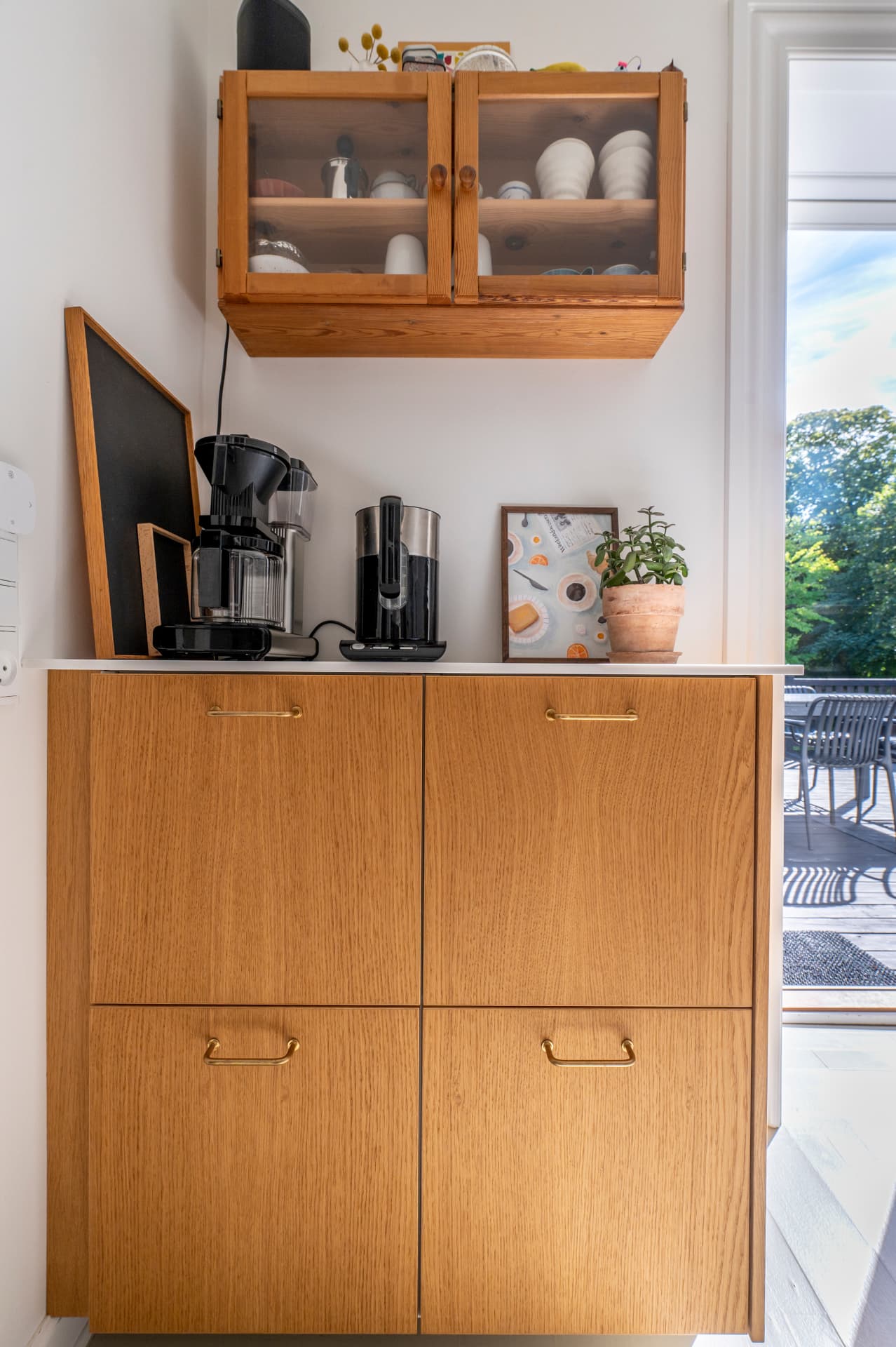 Indbygget kaffebar i fineret eg — detalje 4