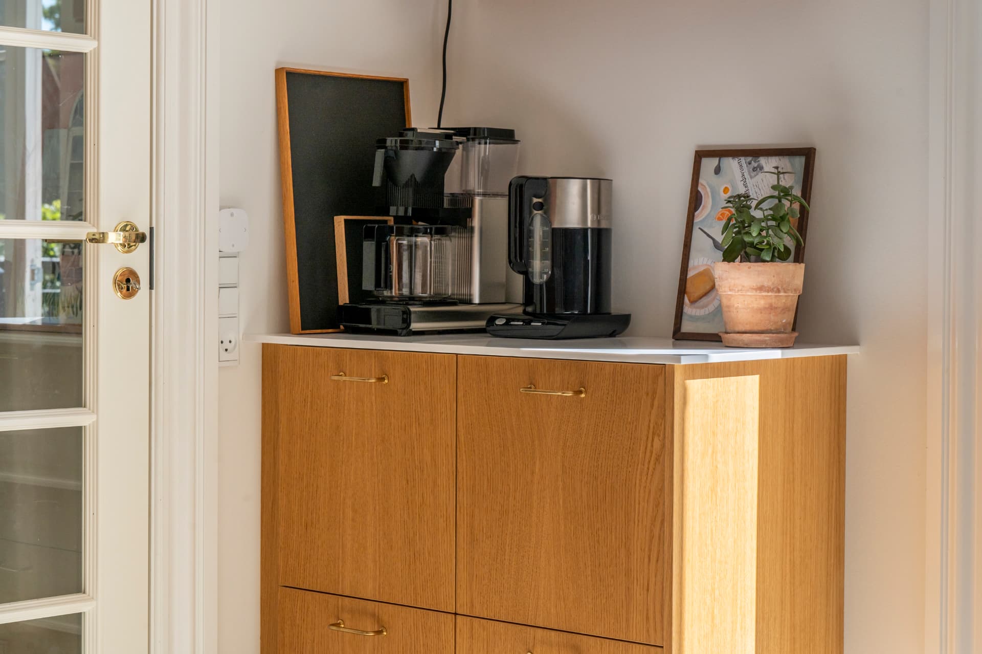 Indbygget kaffebar i fineret eg — detalje 5