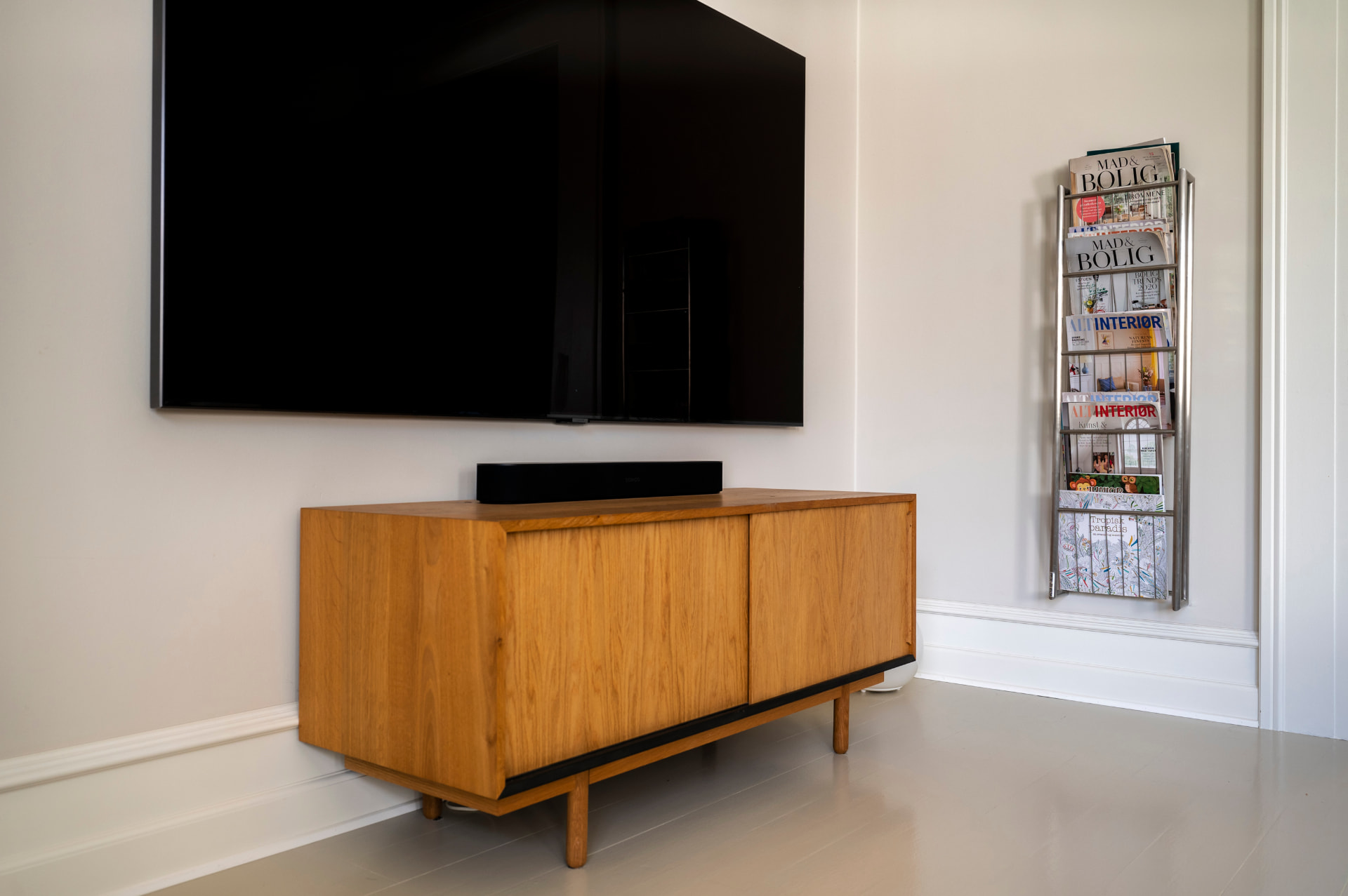 TV-møbel i genbrugseg — detalje 1