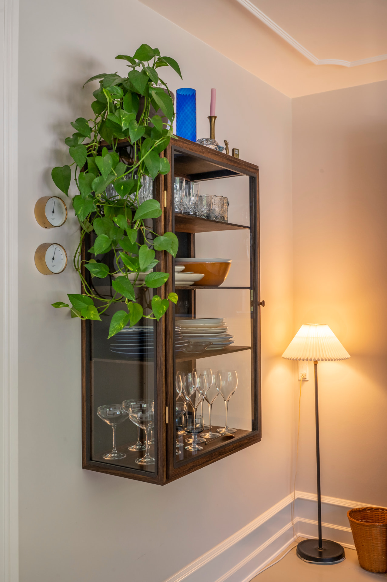 Vitrineskab i røget eg — detalje 1