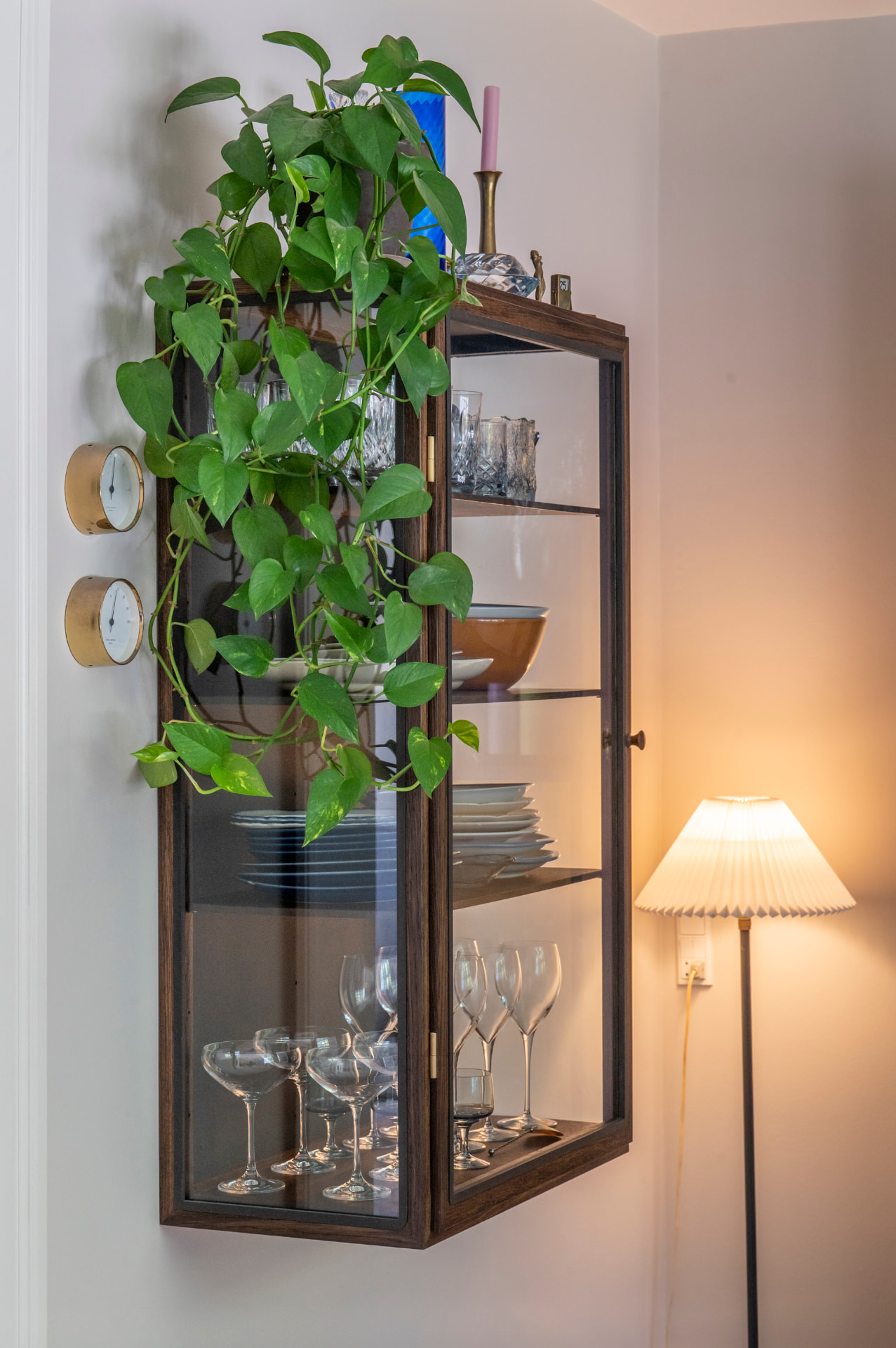 Vitrineskab i røget eg — detalje 2